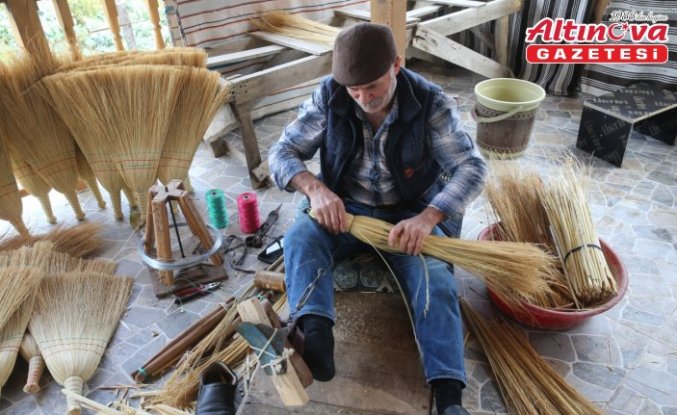 Süpürge üretimi Gökçeoluk köyündekilerin gelir kapısı olmaya devam ediyor