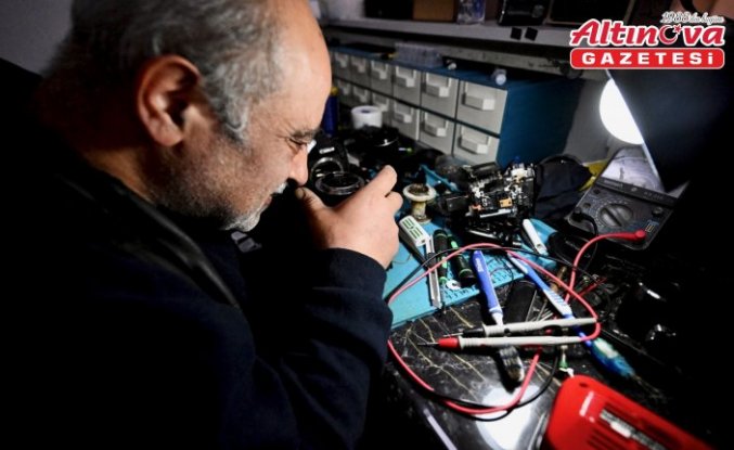 “Tek elle“ sarıldığı mesleğinde fotoğraf makinelerine hayat veriyor