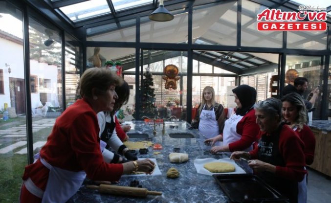 Tokat'ta kadınlar yaptıkları kurabiyeleri çocuklara hediye etti