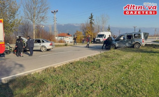 Tokat'ta otomobil ile hafif ticari aracın çarpıştığı kazada 3 kişi yaralandı