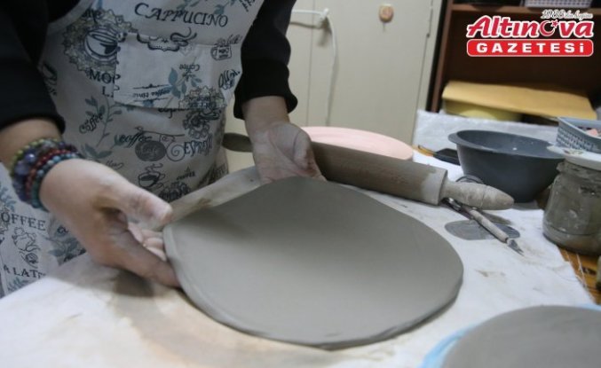 Tokat'ta seramik eğitimi alan kadın süs eşyaları yapıyor