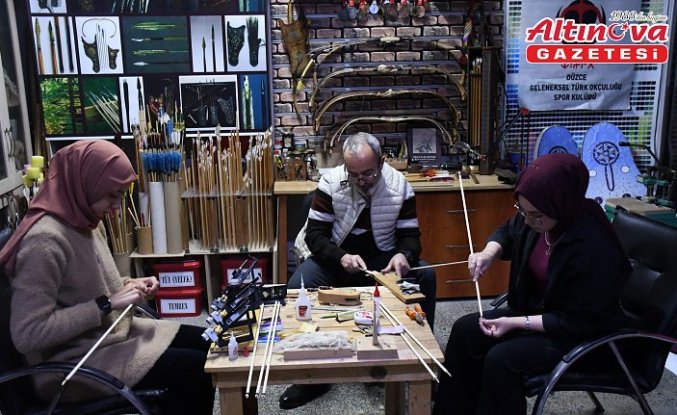 Türk tarihi merakıyla başladığı geleneksel ok yapımını gençlere öğretiyor