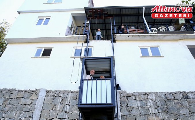 Yaşlı ve engelliler için cami duvarına asansör kurdular