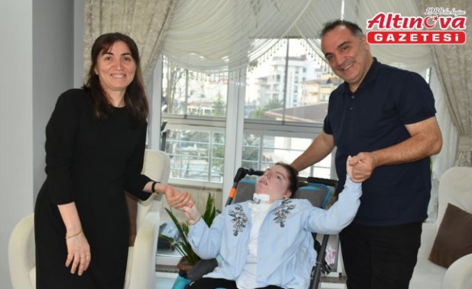 Yatağa bağımlı lizensefali hastası kızlarına ömürlerini adadılar