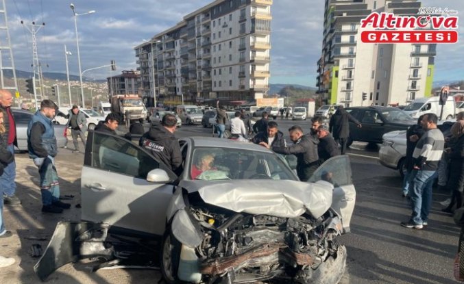 Zonguldak'ta iki otomobilin çarpıştığı kazada 7 kişi yaralandı