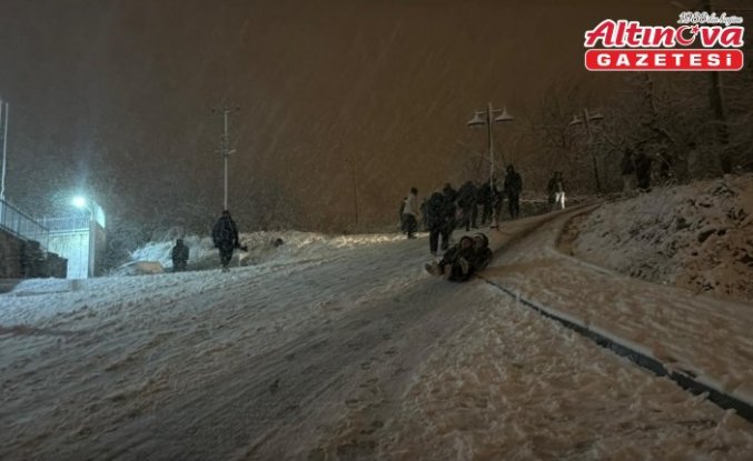 Alaçam'da vatandaşlar karın tadını kayarak çıkardı