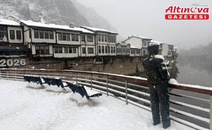 Amasya'da kar yağışının ardından caddeler beyaza büründü