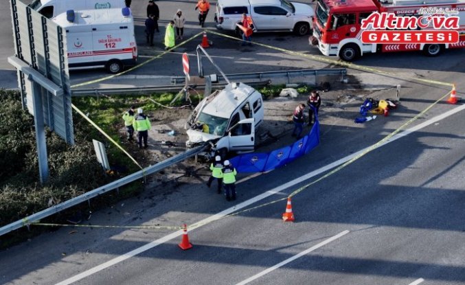 Anadolu Otoyolu Düzce kesiminde bariyere saplanan hafif ticari araçtaki 2 kişi öldü