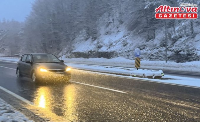 Anadolu Otoyolu ve D-100 kara yolu Bolu Dağı geçişinde kar etkili oluyor
