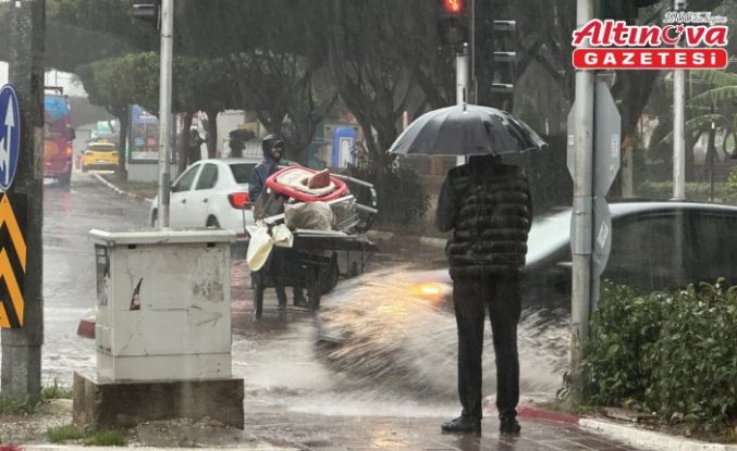 Antalya'da kuvvetli yağış ve fırtına etkili oldu