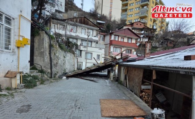 Artvin'de şiddetli rüzgarda uçan çatı otomobile zarar verdi