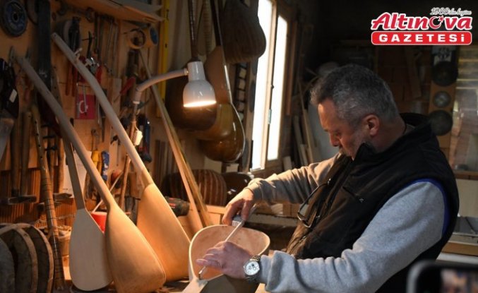 Ata yadigarı atölyede ürettiği el yapımı bağlamalarla “Anadolu'nun sesi“ni geleceğe taşıyor