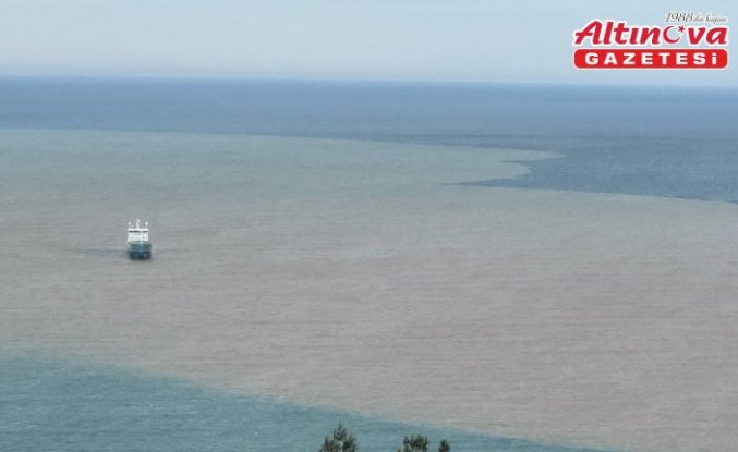 Bartın'da ırmağın taşıdığı çamurlu suyla denizin rengi değişti