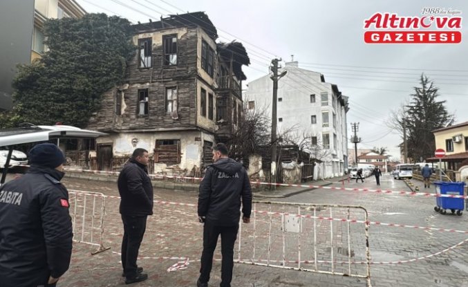 Bolu'da çökme yaşanan binadan düşen parçalar park halindeki araca hasar verdi