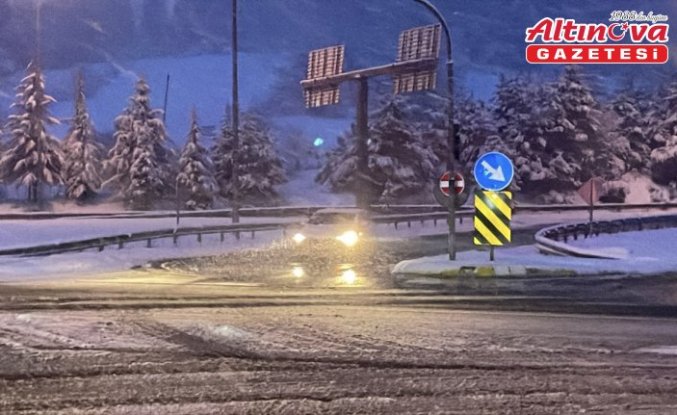 Bolu'da özel öğrenciler aileleri eşliğinde şambrelle karda kaydı