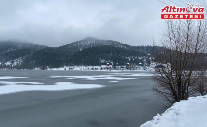 Bolu'daki Çubuk Gölü buz tuttu