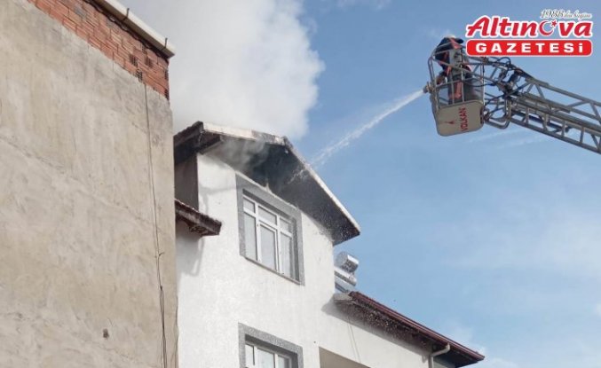 Boyabat’ta bir binanın çatısında çıkan yangın söndürüldü