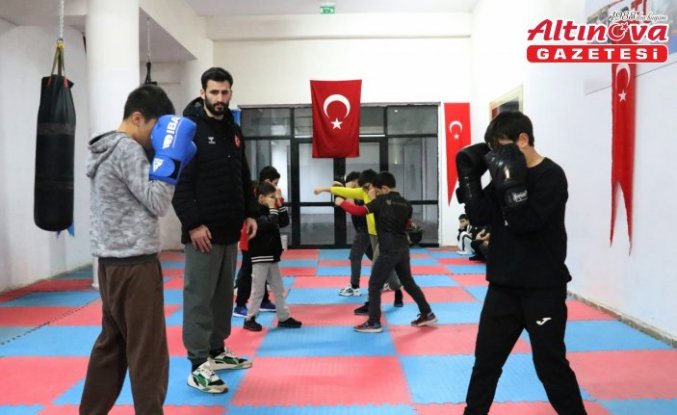 Caminin kullanılmayan bölümü çocuklar için spor salonu oldu