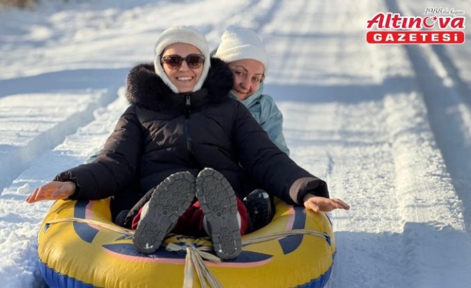 Düzce'de çocuklar yılın ilk gününde beyaz örtünün keyfini çıkardı