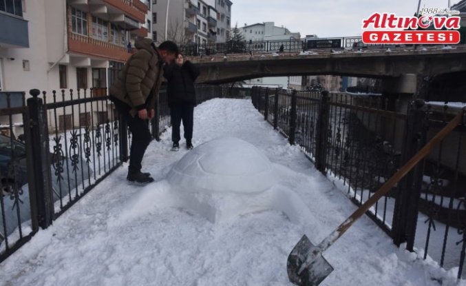 Gümüşhane'de tır şoförü kardan kaplumbağa yaptı