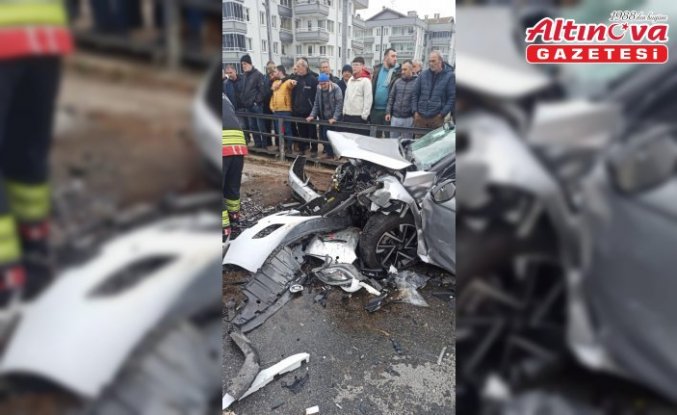 Ordu'da iki otomobilin çarpıştığı kazada 1 kişi öldü, 4 kişi yaralandı