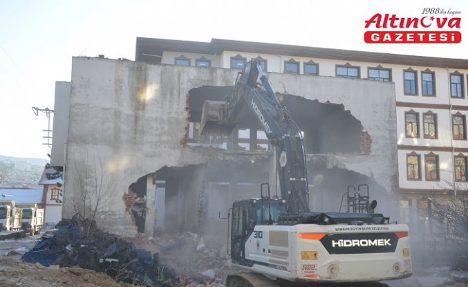 Havza'da sel ve taşkınları önleme çalışmaları kapsamında iş yerlerinin yıkımı başladı