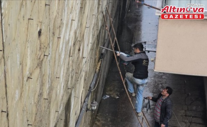 Karabük'te istinat duvarı çökme riski taşıyan apartmandaki 5 daire boşaltıldı