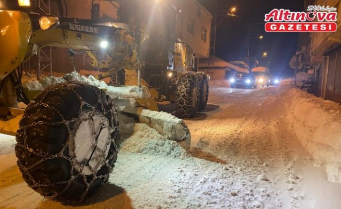 Salıpazarı'nda yolda kalan araçları belediye ekipleri kurtardı