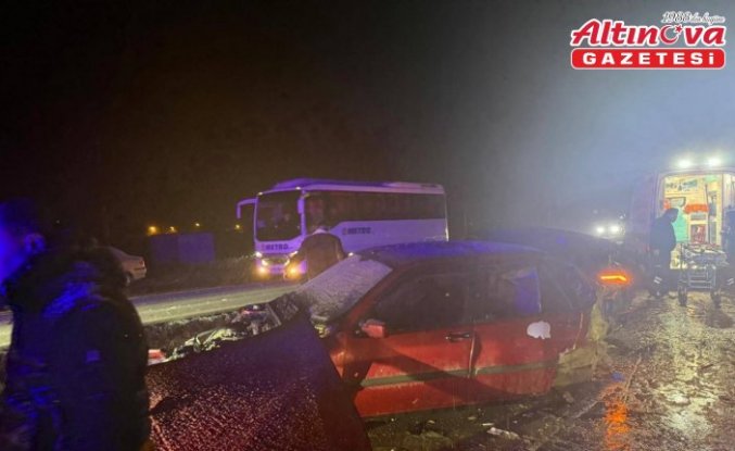 Alaçam'da 4 otomobilin karıştığı zincirleme kazada 1'i cocuk 5 kişi yaralandı