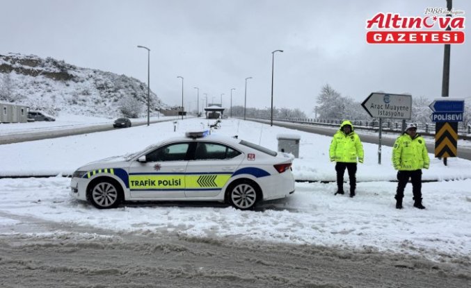 Sinop'ta kar yağışı trafikte aksamaya neden oldu