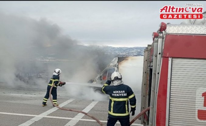 Tokat'ta seyir halindeki minibüs yangın sonucu kullanılamaz hale geldi