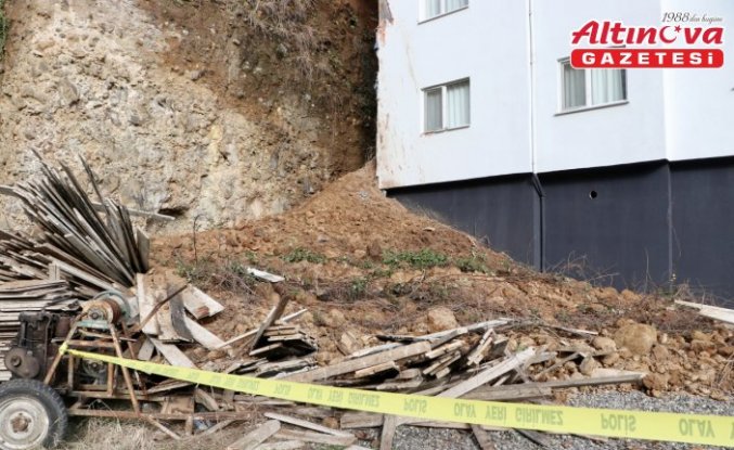 Trabzon'da toprak kaymasından etkilenen binada hasar tespit çalışmaları sürüyor