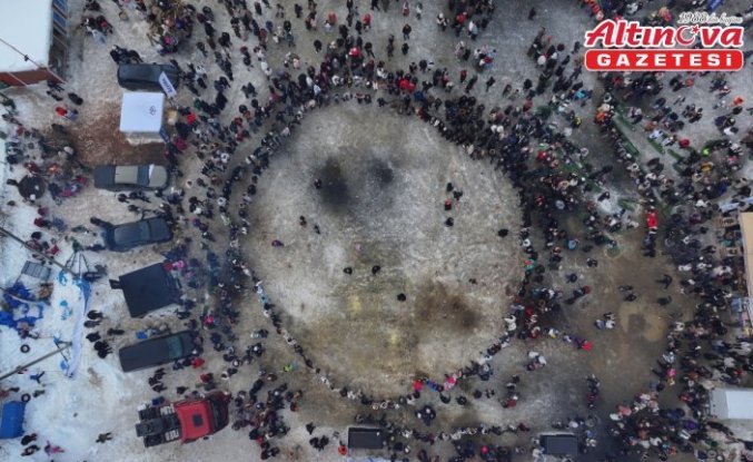 Trabzon'da “Uzungöl Kış Festivali“nde dev horon halkası oluşturuldu