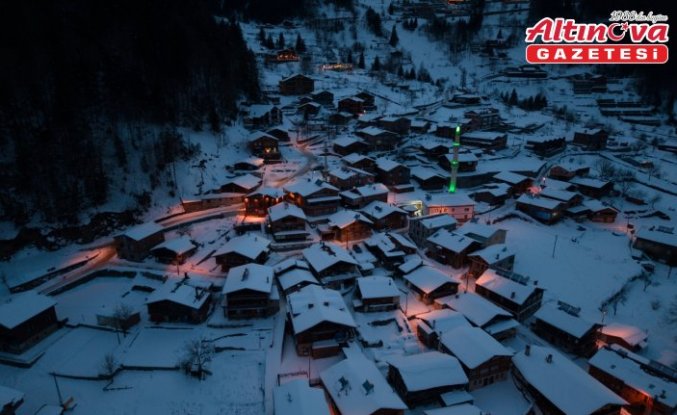 Trabzon'da yüzeyi buz tutan Uzungöl görülmeye değer manzaralar sunuyor