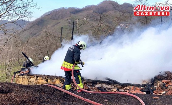 Ünye'de samanlık yandı