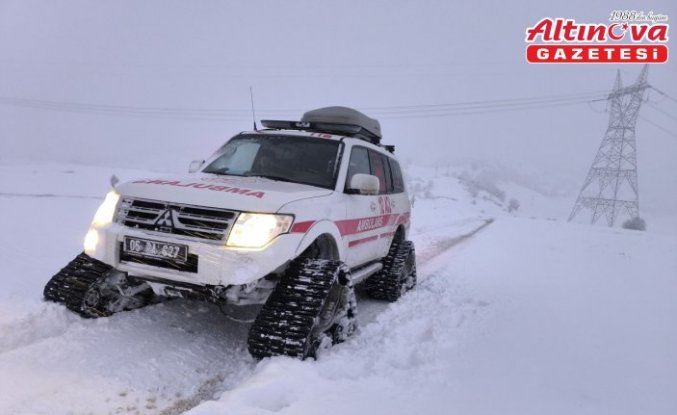 Yolu kapalı köyde yaralanan kişi paletli kar ambulansıyla hastaneye kaldırıldı