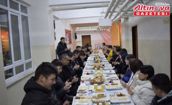 Ağlı Kaymakamı Çelebi öğrencilerle iftar yaptı