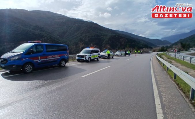 Amasya'da bariyere çarpan otomobildeki 3 kişi yaralandı