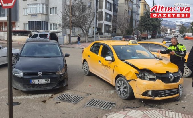 Amasya'da çarpışan iki otomobilin sürücüsü yaralandı