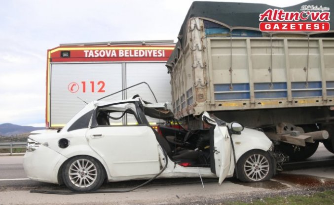 Amasya'da tıra çarpan otomobildeki 2 kişi öldü