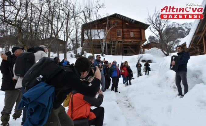 Artvin'in karla kaplı Maden köyü fotoğraf tutkunlarını ağırladı