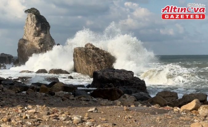 Bartın'da şiddetli rüzgar dev dalgalar oluşturdu