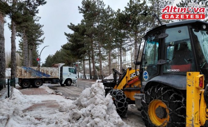Başçiftlik ilçe merkezinde kar temizliği çalışmaları devam ediyor