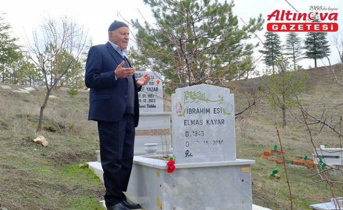 Çorum'da 84 yaşındaki İbrahim Kayar 10 yıl önce yitirdiği eşinin mezarına her 14 Şubat'ta kırmızı gülle gidiyor