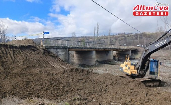 Çorum'da ayağı yıkıldığı için ulaşıma kapanan köprünün yanına portatif köprü yapılıyor