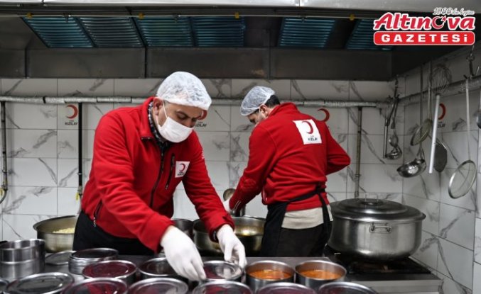 Depremzede aşçı Bayburt'ta Kızılaya gönüllü destek sunuyor