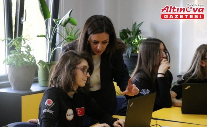 Dijital odaklı çalışmalarıyla öğrencileri teknoloji çağına hazırlıyor