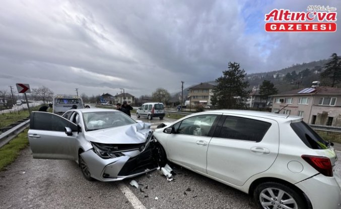 Düzce'de iki otomobilin çarpıştığı kazada 3 kişi yaralandı