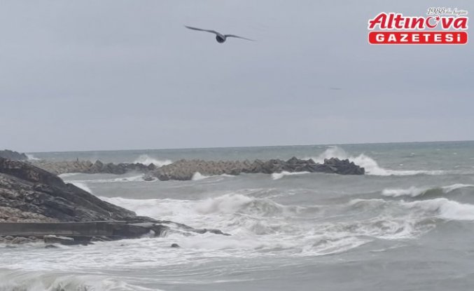 Düzce'de kuvvetli rüzgar nedeniyle dalga boyu 3 metreye ulaştı