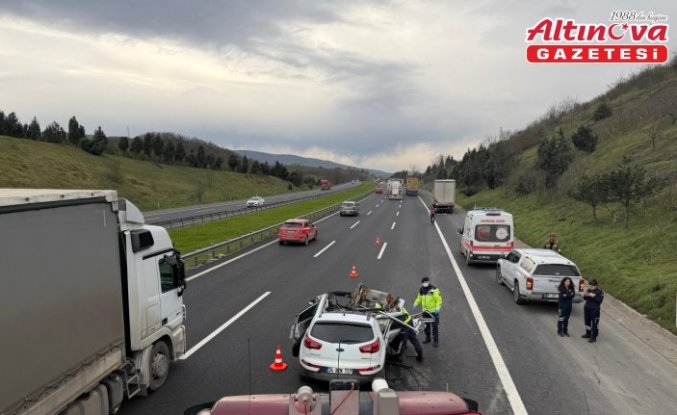 Düzce'de tıra çarpan SUV tipi araçtaki 1 kişi öldü, 1 kişi yaralandı